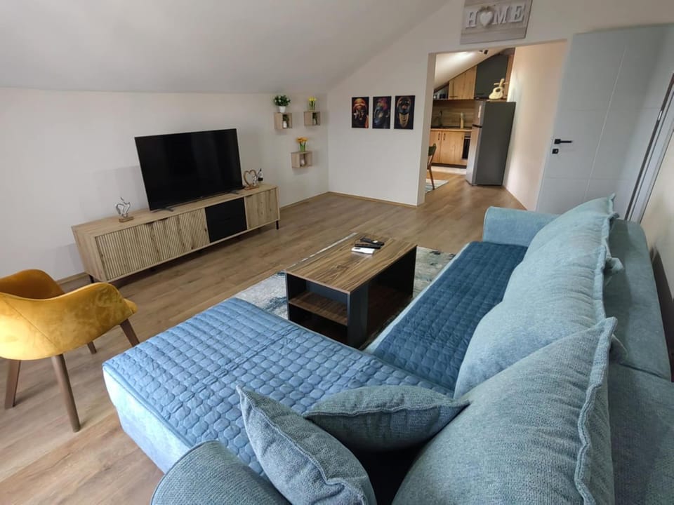 Communal lounge/ TV room, TV and multimedia, Living room, Seating area, Evening entertainment