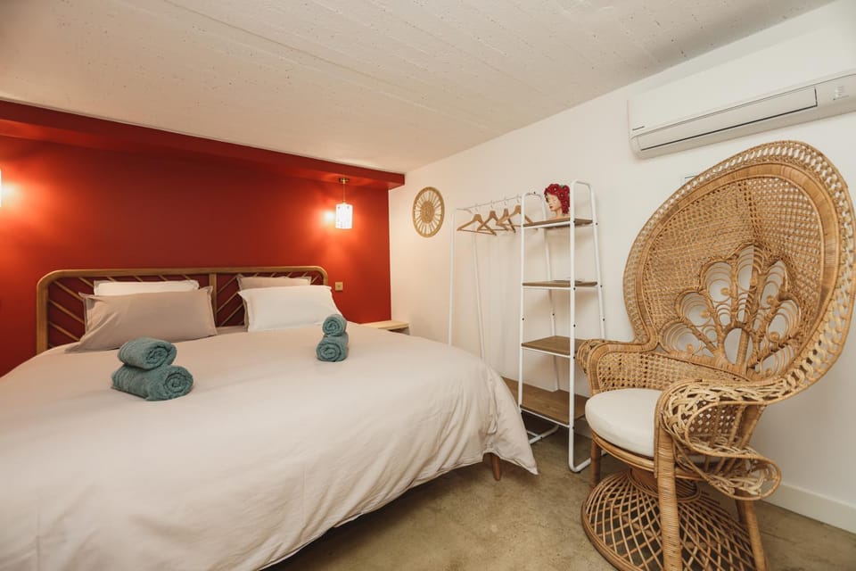 Bed, Photo of the whole room, Bedroom, air conditioner