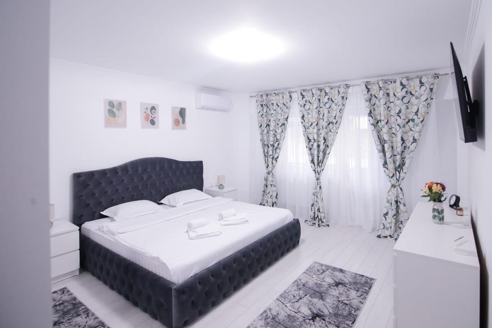 Bed, TV and multimedia, Photo of the whole room, Bedroom, towels