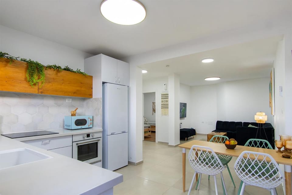 Kitchen or kitchenette, Living room, Seating area, Dining area, oven