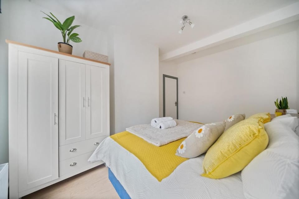 Bed, Photo of the whole room, Bedroom, towels, wardrobe