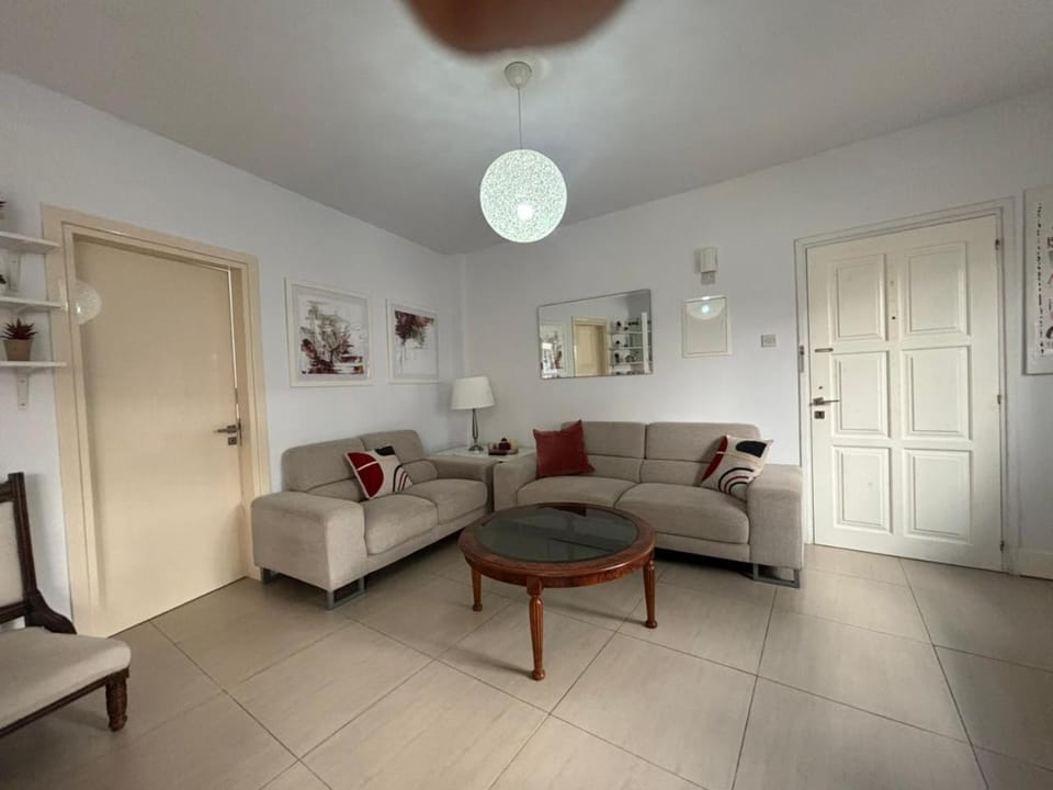 Modern 2BR Apartment 70m from Finikoudes beach Apartment in Larnaca