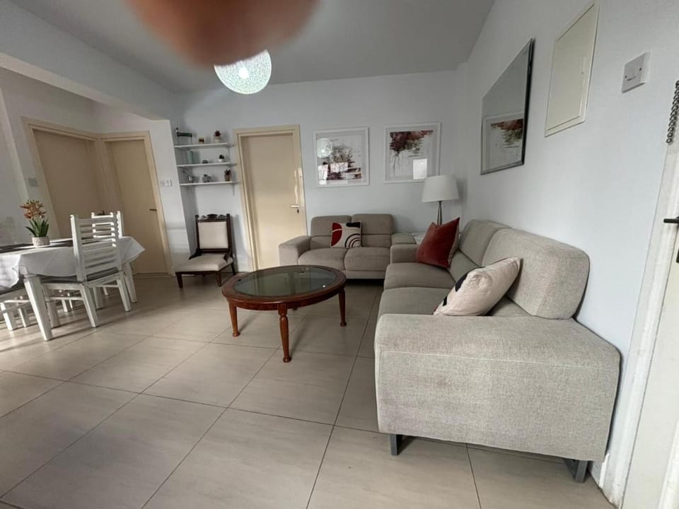 Modern 2BR Apartment 70m from Finikoudes beach Apartment in Larnaca