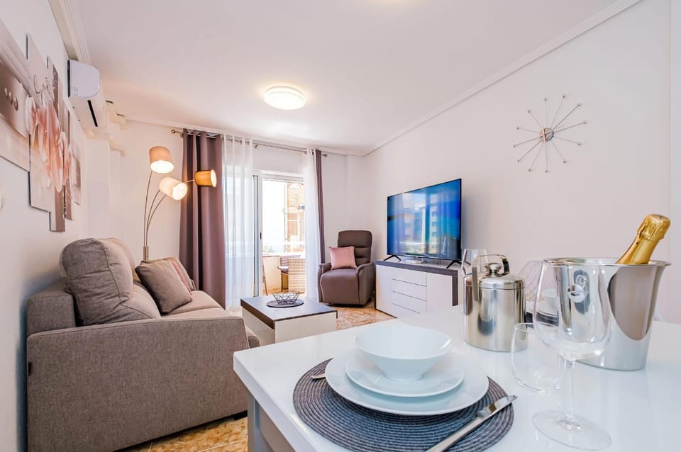 TV and multimedia, Living room, Seating area, Dining area