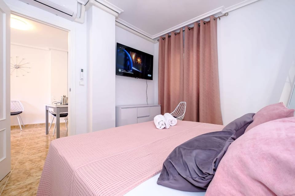 Bed, TV and multimedia, Evening entertainment, Bedroom, towels, air conditioner