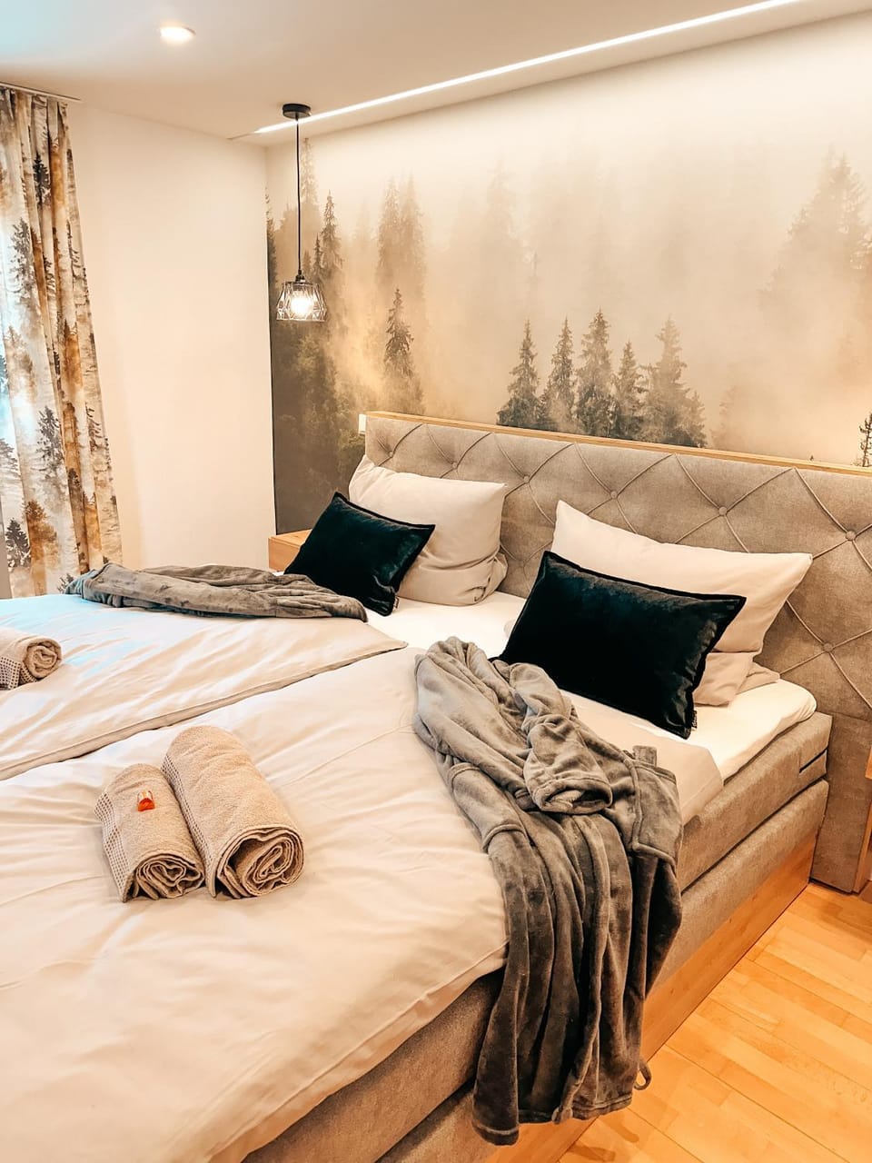 Bed, Photo of the whole room, Bedroom, towels