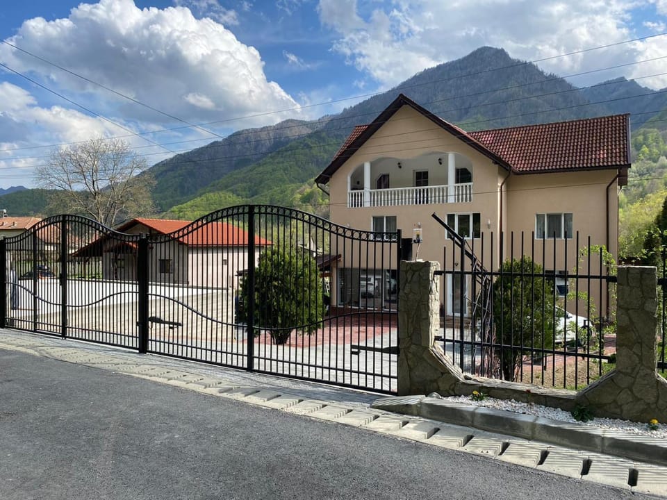 Facade/entrance, Mountain view