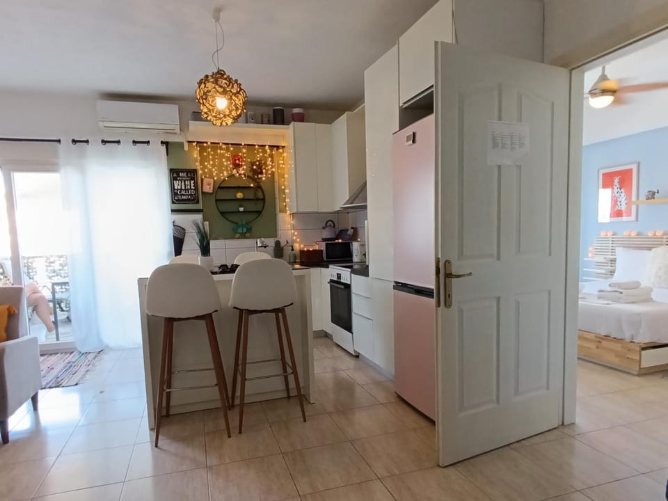 Artsy Family Nest Halkidiki - 1BR Apartment with Balcony in Central Nea Kallikrateia Apartment in Halkidiki