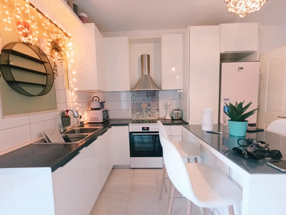 Artsy Family Nest Halkidiki - 1BR Apartment with Balcony in Central Nea Kallikrateia Apartment in Halkidiki