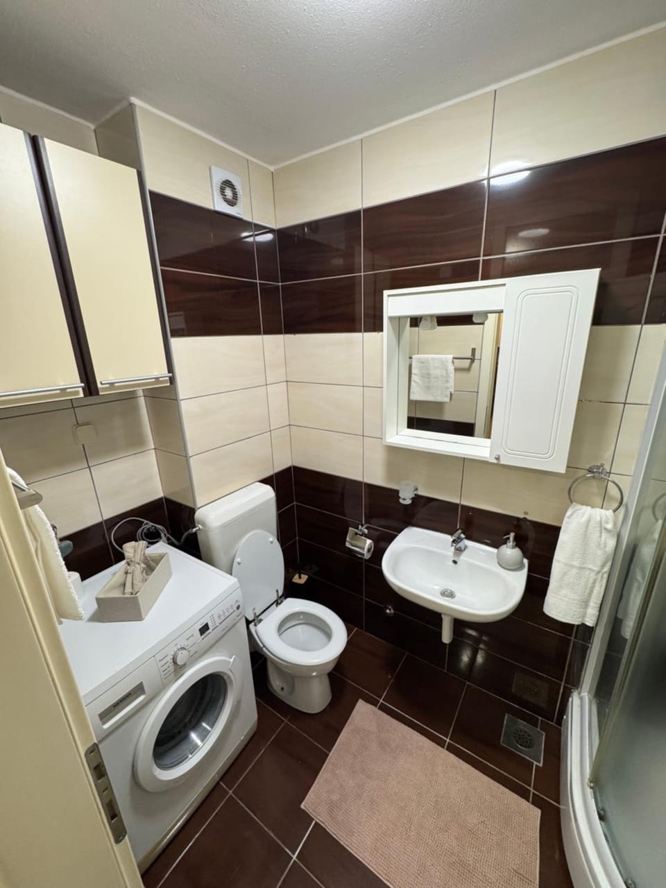 Shower, Toilet, Bathroom, towels, washing machine