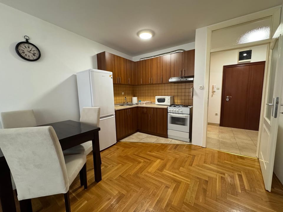 Kitchen or kitchenette, oven, stove