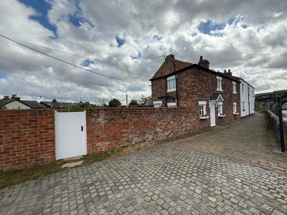 1 Top Locks Cottage House in West Lancashire District