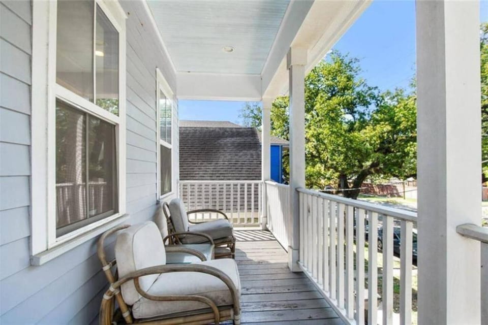 Fenced yard & chef's kitchen near French Quarter House in New Orleans