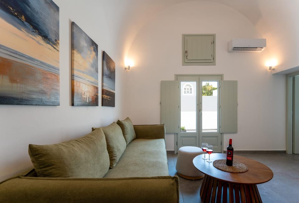 TV and multimedia, Seating area, air conditioner