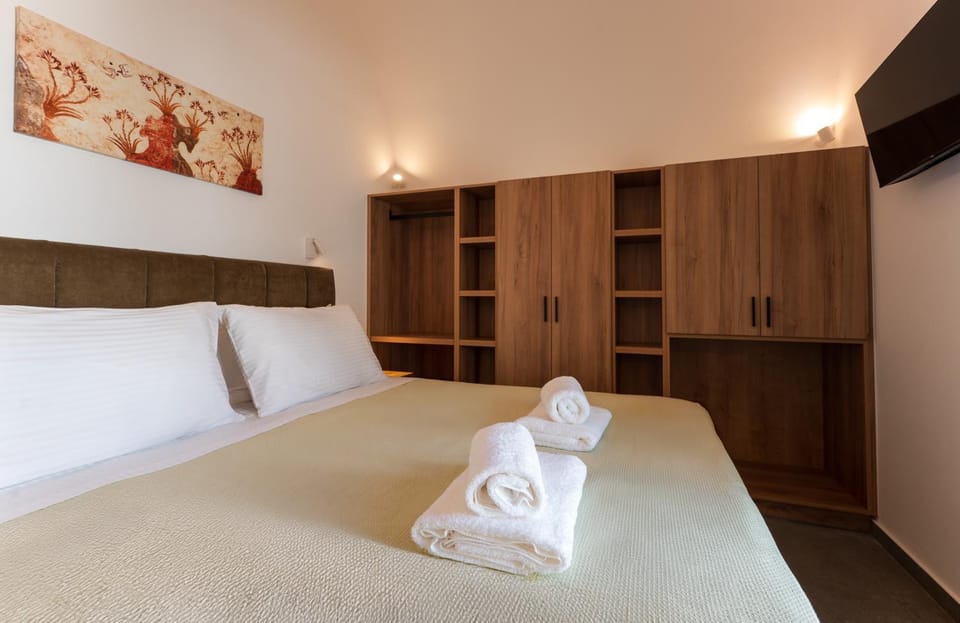 Bed, TV and multimedia, Bedroom, wardrobe, air conditioner