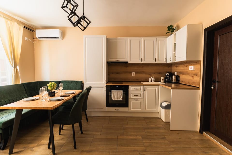 Kitchen or kitchenette, Dining area, oven, stove