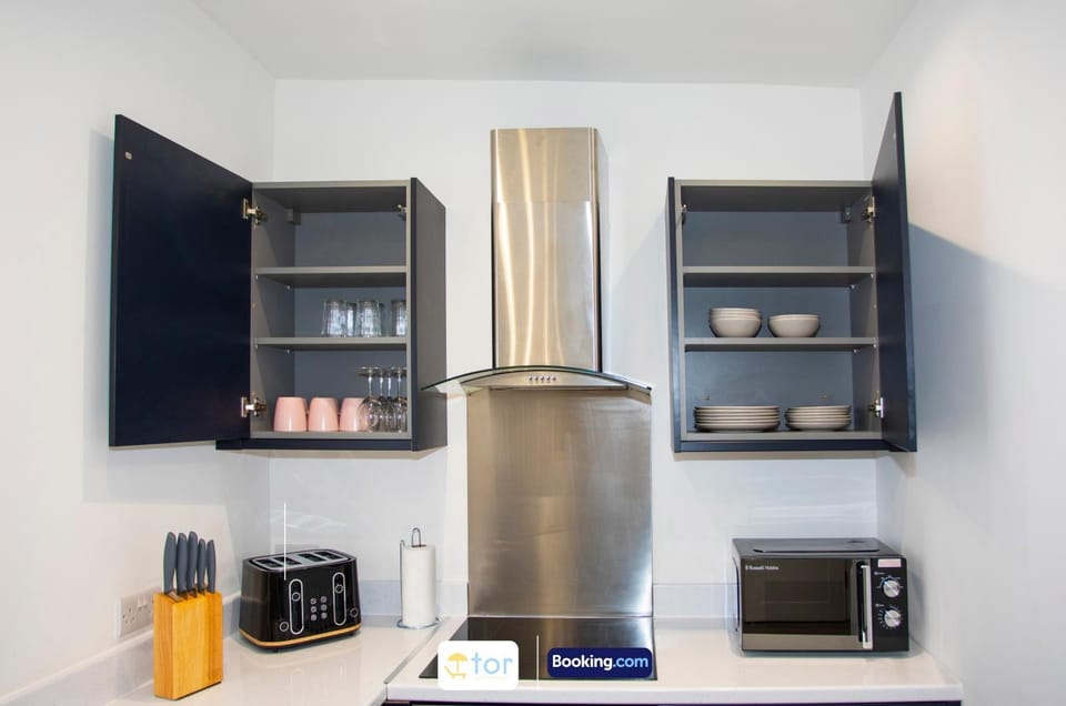 Coffee/tea facilities, Kitchen or kitchenette, oven, stove, toaster