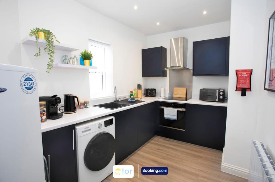 Kitchen or kitchenette, oven, stove, toaster, washing machine