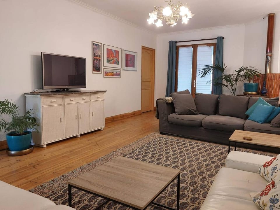 Communal lounge/ TV room, TV and multimedia, Living room, Decorative detail