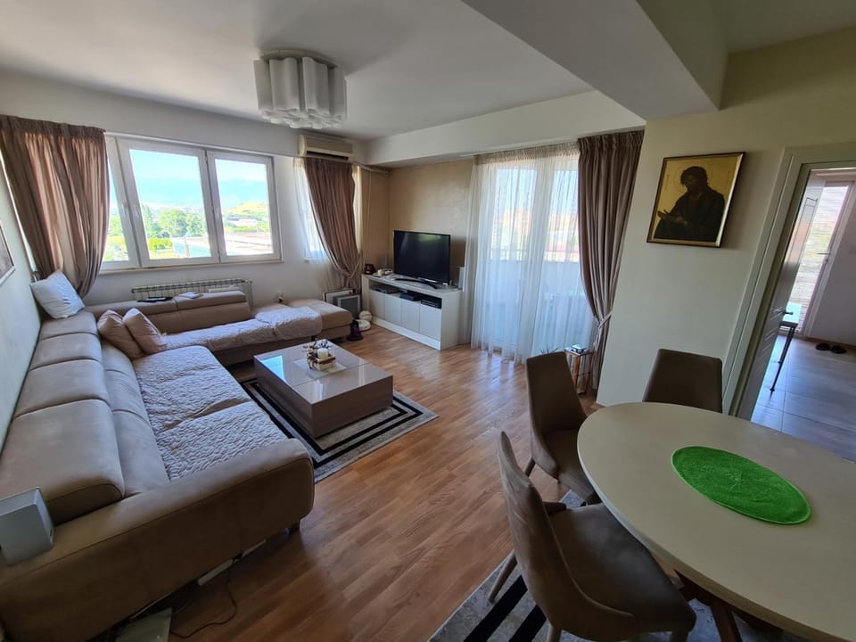 Communal lounge/ TV room, TV and multimedia, Living room, Seating area, Evening entertainment