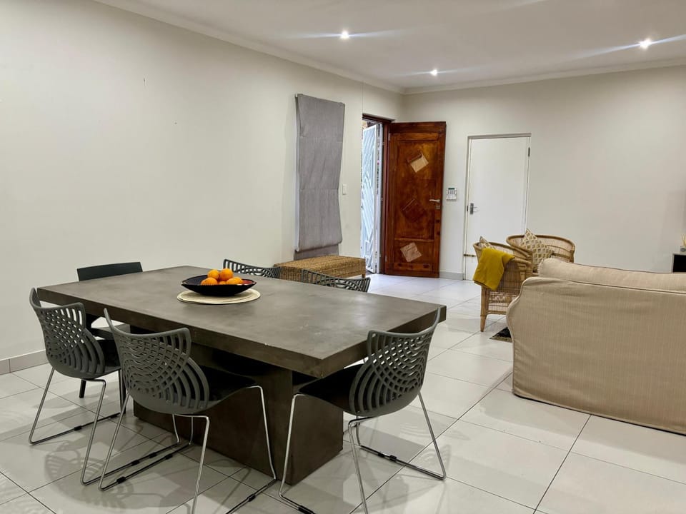The Cozy Double , 2 Full Rooms , Spacious Living Room And A Double Garage Bed and Breakfast in Sandton