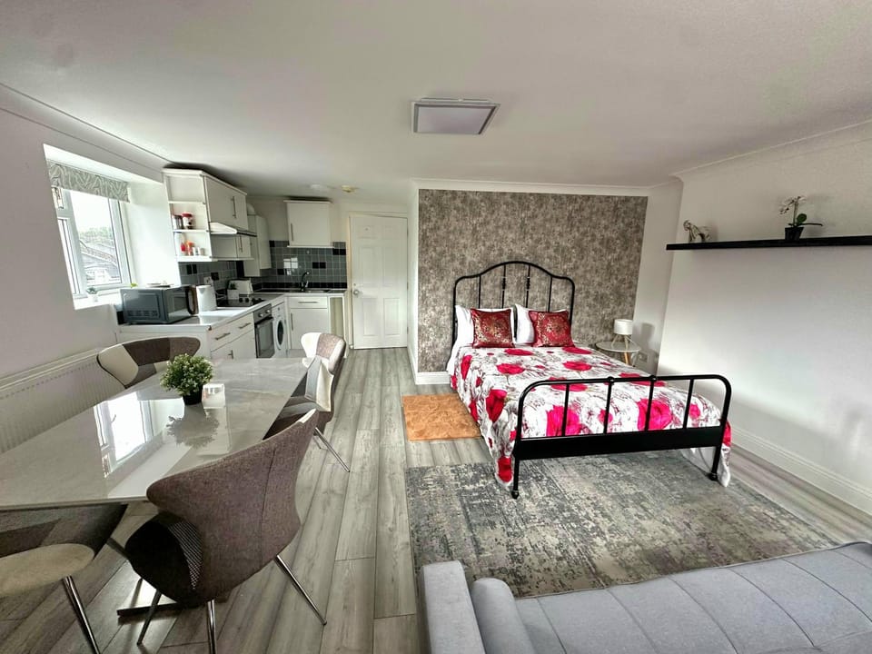 Bed, Kitchen or kitchenette, Living room, Photo of the whole room, Dining area, Bedroom, minibar