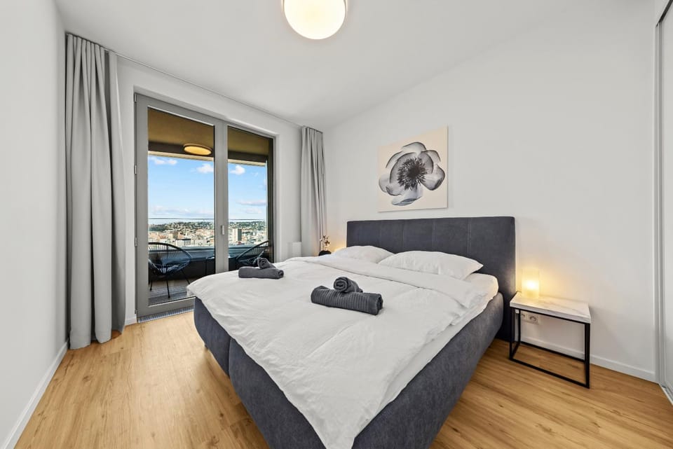 Photo of the whole room, Bedroom, towels