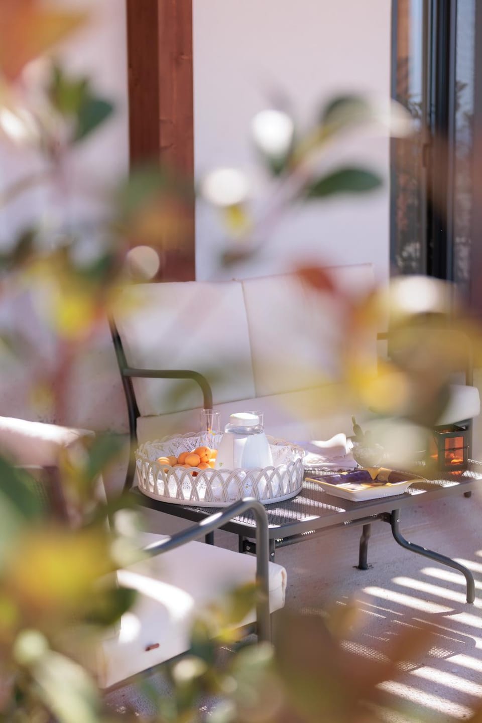 Patio, Day, Living room, Dining area, Food