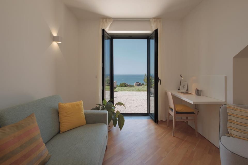 Natural landscape, Living room, Photo of the whole room, Seating area, Dining area