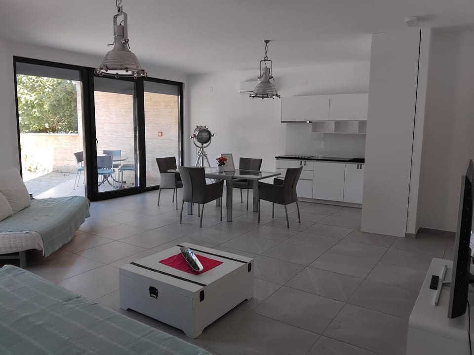 Kitchen or kitchenette, Living room, Seating area, Dining area