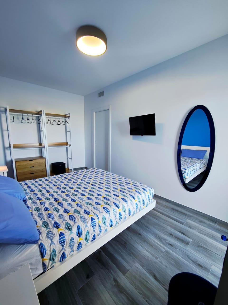 Bed, TV and multimedia, Photo of the whole room, Bedroom