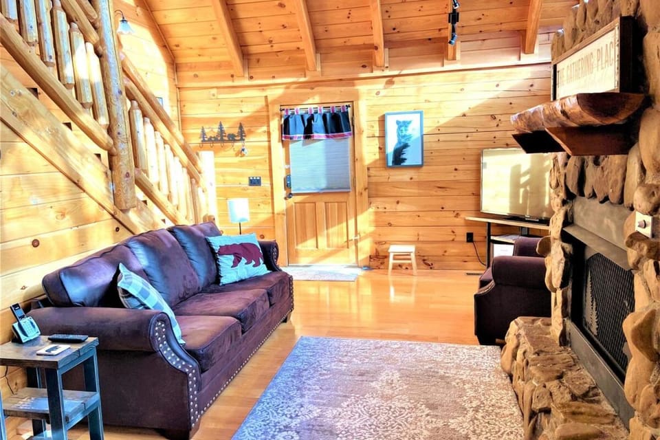 Aunt Beanie's Cabin Pigeon Forge Gatlinburg Hot Tub Air Hockey Cabin in Gatlinburg