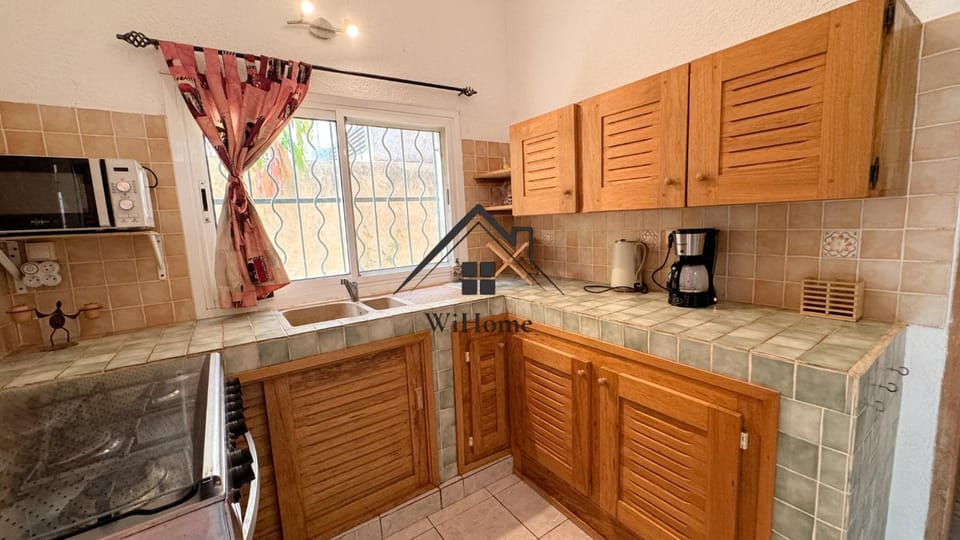 Coffee/tea facilities, Kitchen or kitchenette, oven, stove