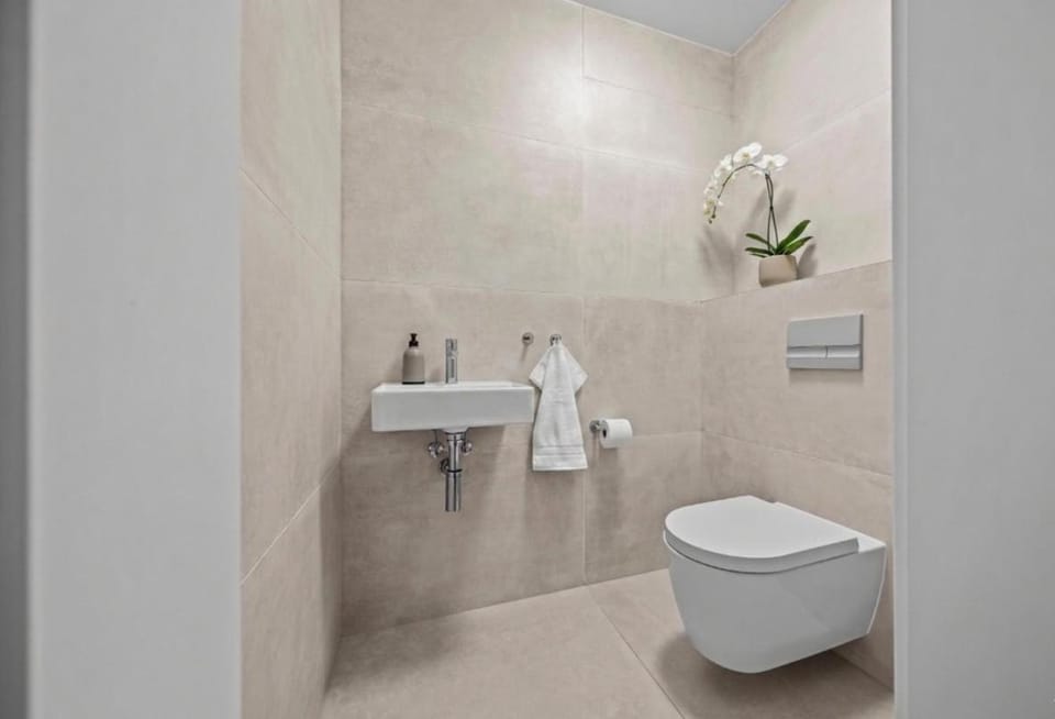 Toilet, Bathroom, towels