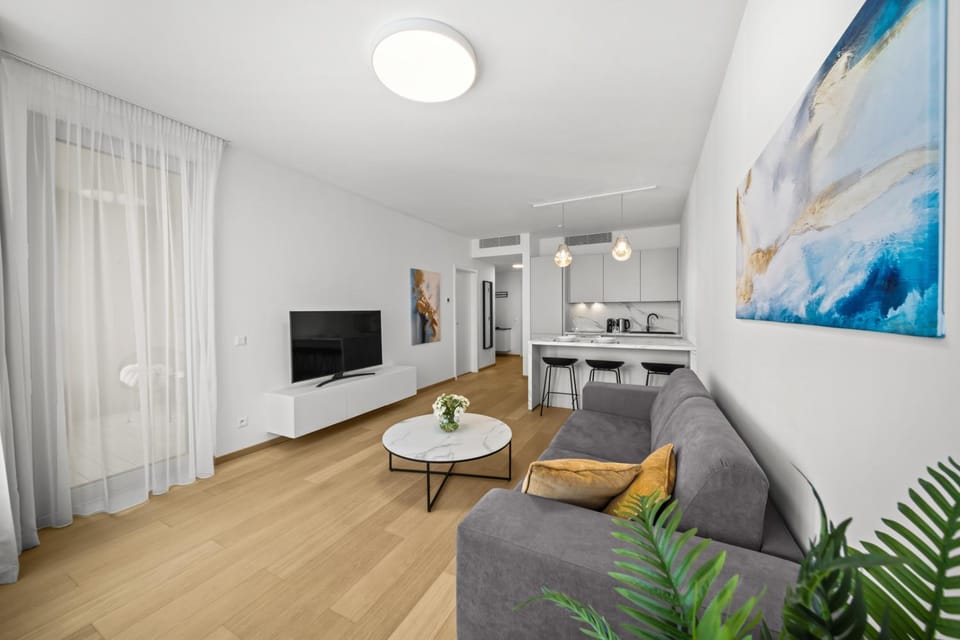 TV and multimedia, Living room, Seating area, Evening entertainment