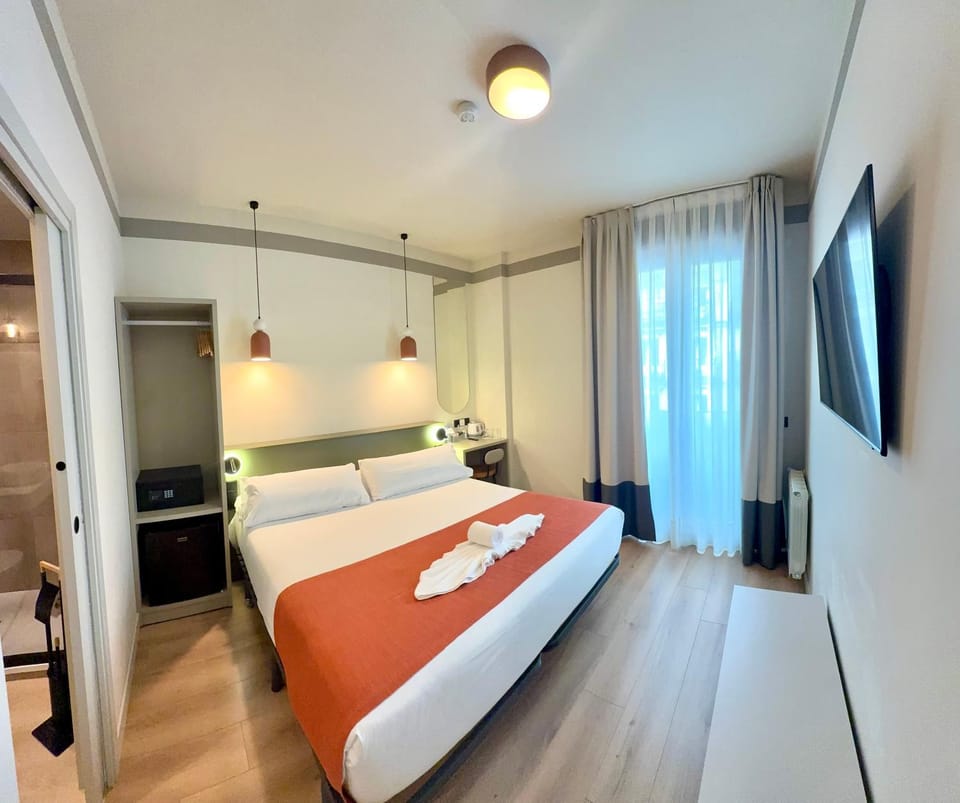 TV and multimedia, Photo of the whole room, wardrobe