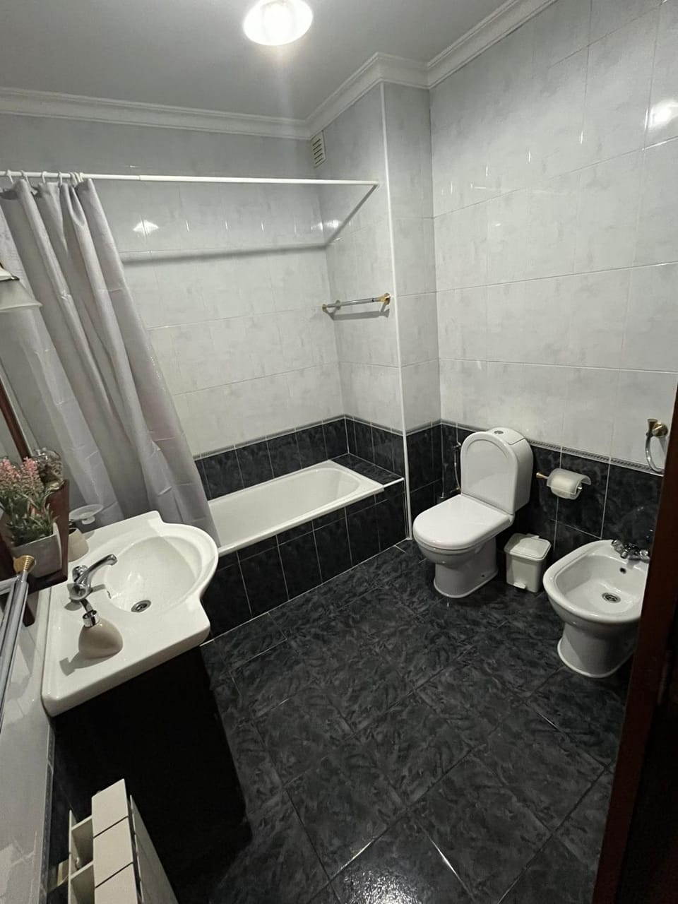 Shower, Toilet, Bathroom, Bath, bidet, towels