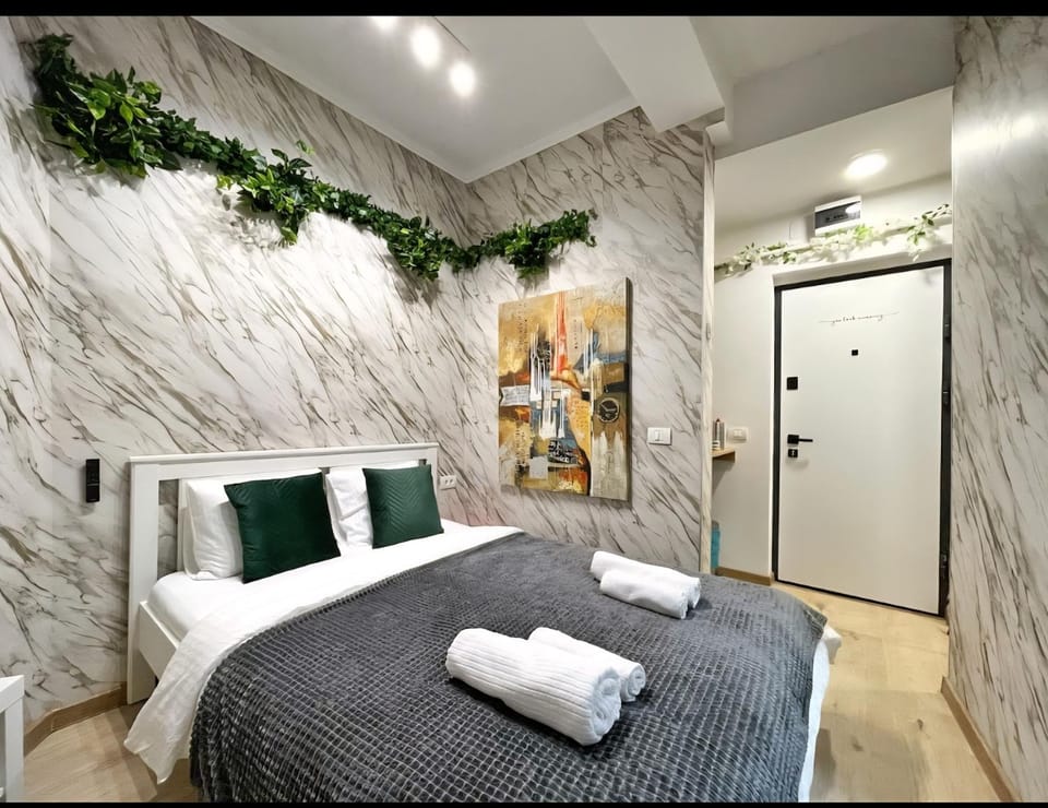 Bed, Photo of the whole room, towels