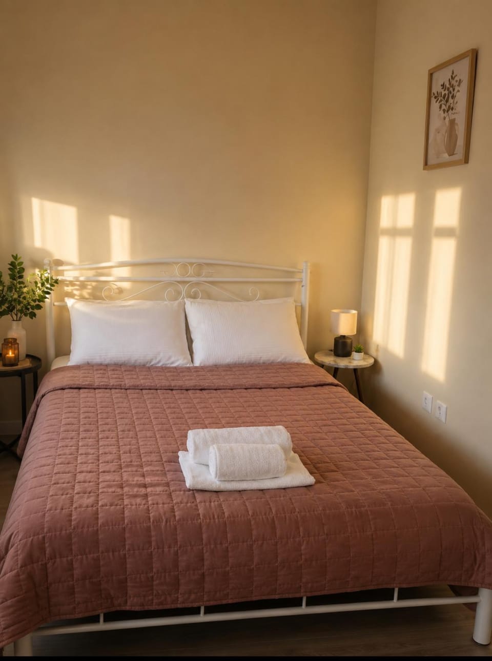 Bed, Photo of the whole room, Bedroom, towels