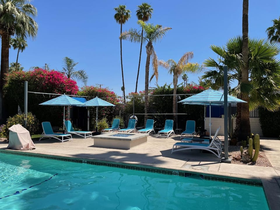 Swimming pool, sunbed
