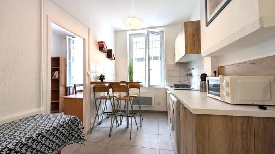 Kitchen or kitchenette, Dining area, stove