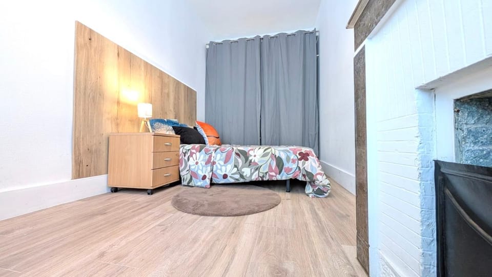Bed, TV and multimedia, Kitchen or kitchenette, Photo of the whole room, Bedroom