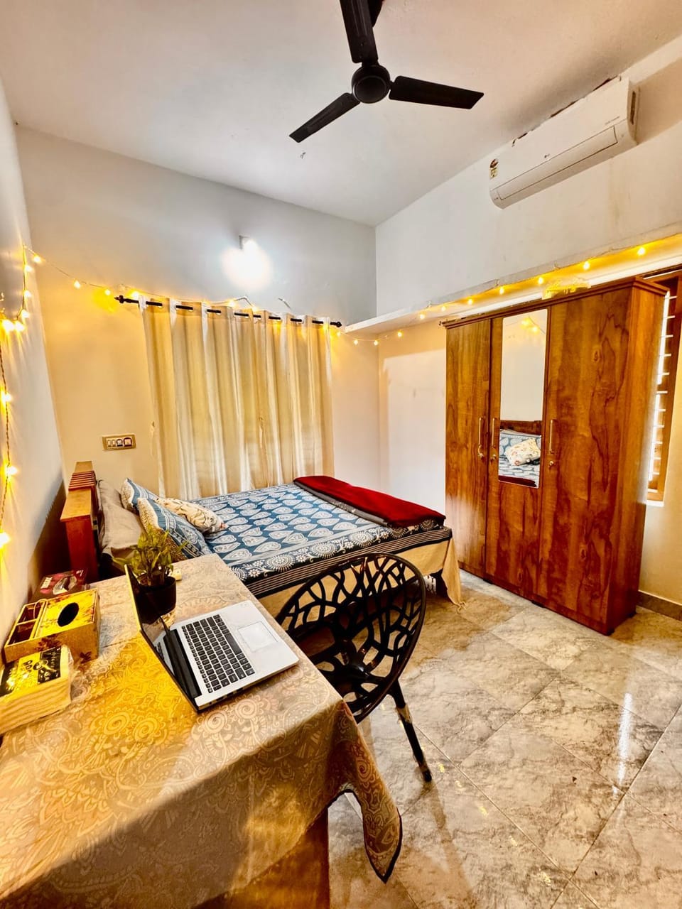 Photo of the whole room, Bedroom