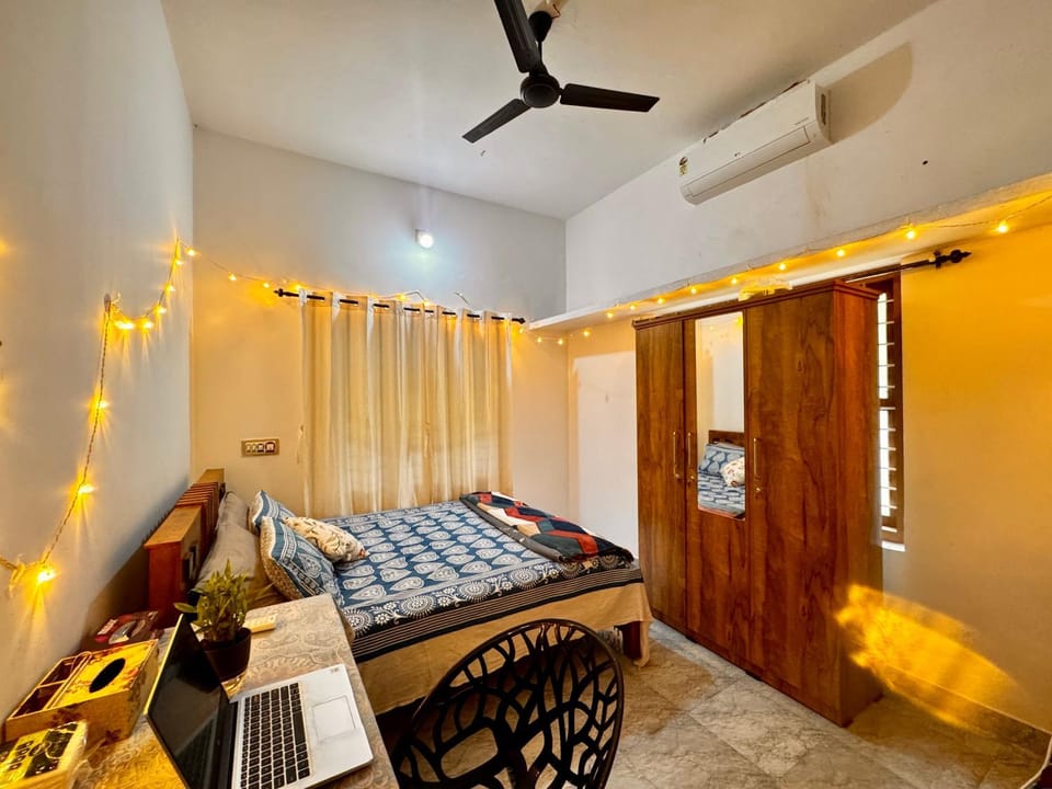 Photo of the whole room, air conditioner