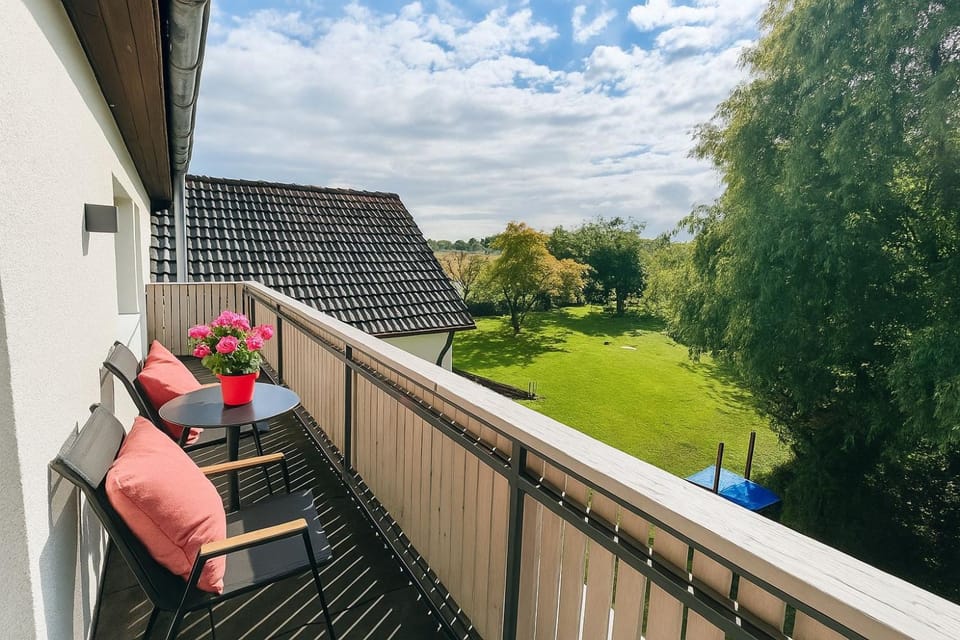 View (from property/room), Balcony/Terrace, Garden view