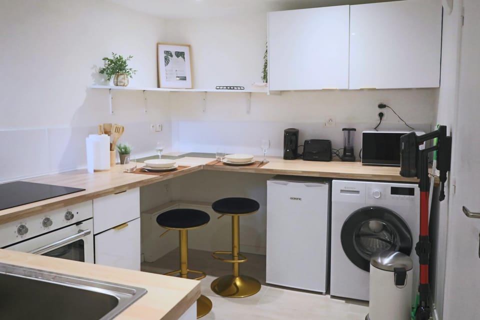 Coffee/tea facilities, Kitchen or kitchenette, dishwasher, oven, stove, toaster