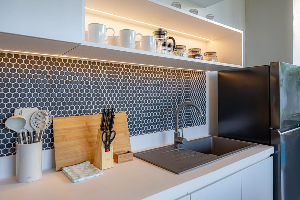 Coffee/tea facilities, Kitchen or kitchenette, stove