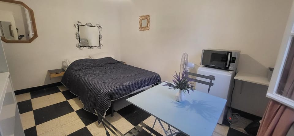 Chambre 1 - avec grande terrasse Capsule hotel in Port-la-Nouvelle