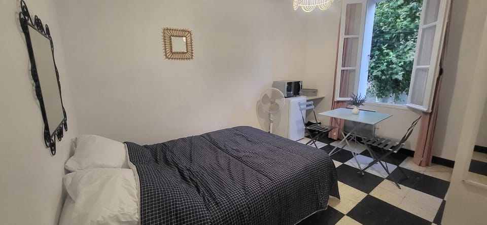 Chambre 1 - avec grande terrasse Capsule hotel in Port-la-Nouvelle