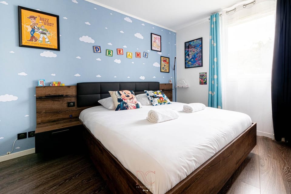 Bed, Photo of the whole room, Bedroom